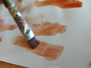 Wasserfarben auf Papier mit Pinsel